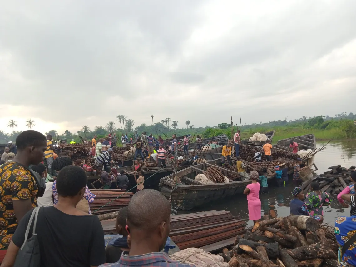busy fishing market in Uruan LGA, Akwa Ibom state. Many women who trade fish say they have experienced attacks and have not received any government support. (CREDIT: Ini Ekott/Pluboard)