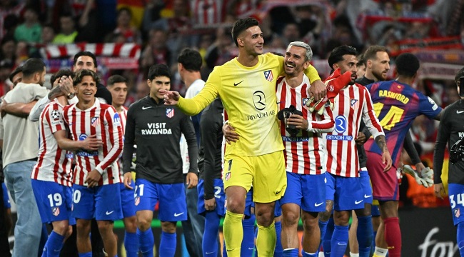 Atletico Madrid players celebrate after the UEFA Champions League quarter final second leg football match between Club Atletico de Madrid and FC Barcelona at Metropolitano Stadium in Madrid on April 14, 2026. (Photo by Javier SORIANO / AFP)