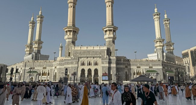 Muslim worshippers walk along the Grand Mosque complex in the holy city of Mecca on May 22, 2026 ahead of the annual Hajj pilgrimage. (Photo by Zain JAAFAR / AFP)