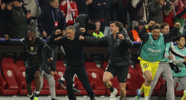 Paris Saint-Germain’s Spanish head coach Luis Enrique and his players, including Paris Saint-Germain’s French forward #10 Ousmane Dembele (L), celebrate after the UEFA Champions League second-leg, semi-final football match between FC Bayern Munich and Paris Saint-Germain (PSG) in Munich, southern Germany on May 6, 2026. (Photo by Odd ANDERSEN / AFP)