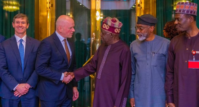 Flanked by Minister of Finance and Coordinating Minister of the Economy, Taiwo Oyedele, Chief of Staff, Femi Gbajabiamila, President Tinubu exchanges plesantaries with Mastercard CEO, Michael Miebach, at the State House on Tuesday. Photo by Bayo Onanuga.