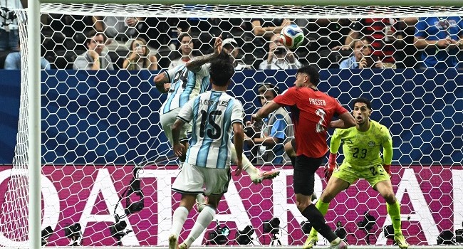 Argentina’s midfielder #24 Enzo Fernandez (L) scores his team’s third goal during the 2026 World Cup round of 16 football match between Argentina and Egypt at Atlanta Stadium in Atlanta on July 7, 2026. (Photo by ROBERTO SCHMIDT / AFP)