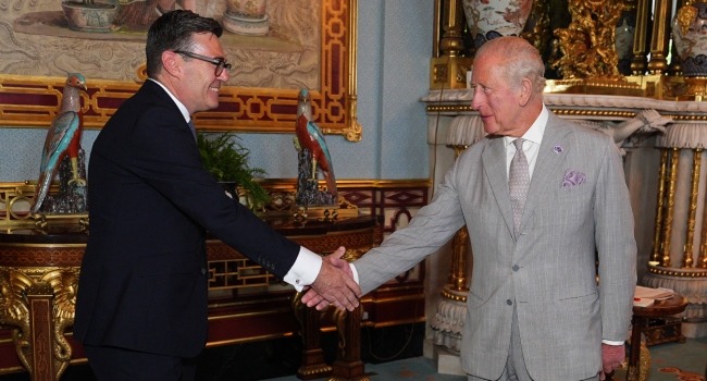 Britain’s King Charles III, shakes hands with Britain’s new Prime Minister Andy Burnham, during an audience at Buckingham Palace, London on July 20, 2026 (Photo by Aaron Chown / POOL / AFP)