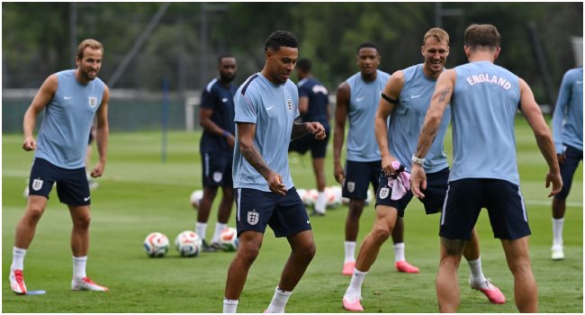 Rogers and England’s defender #15 Dan Burn take part in a training session at the Pumas training grounds in Mexico City on July 4, 2026, on the eve of the 2026 World Cup round of 16 football match between Mexico and England. (Photo by CARL DE SOUZA / AFP)