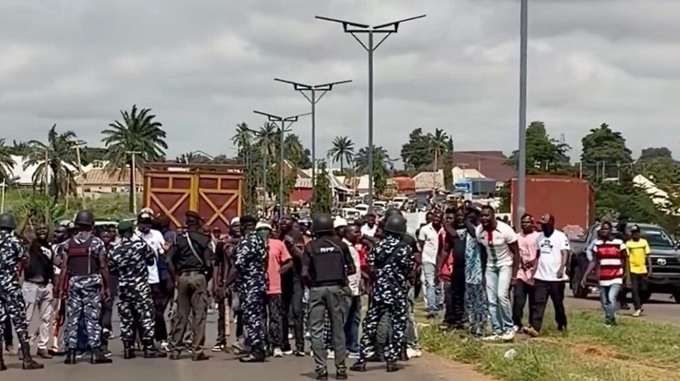 thugs-block-Obis-convoy